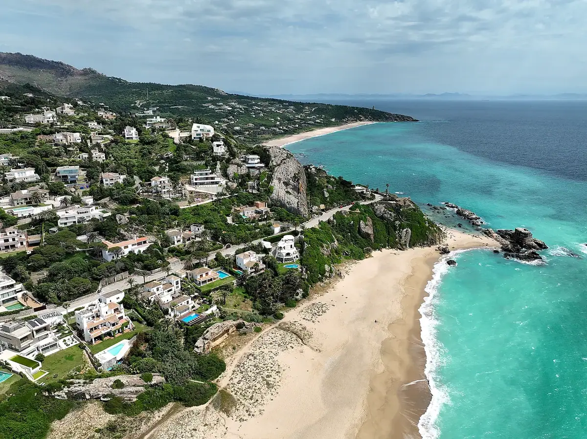 Cala de aguas turquesas desde el aire