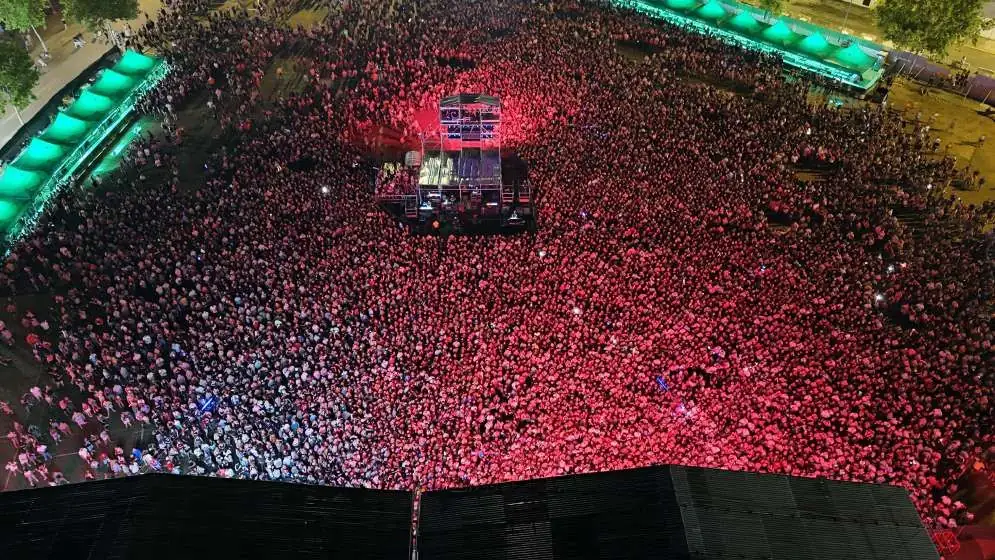 Escenario iluminado y público