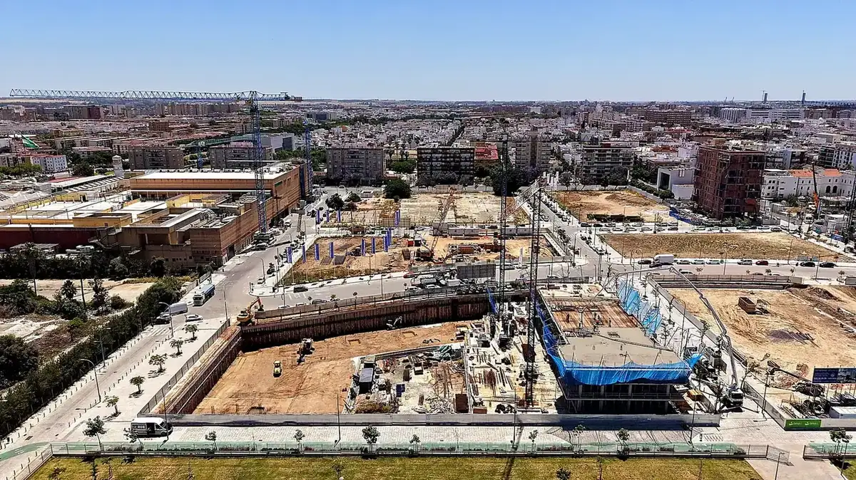 Excavación urbana con torres grúa